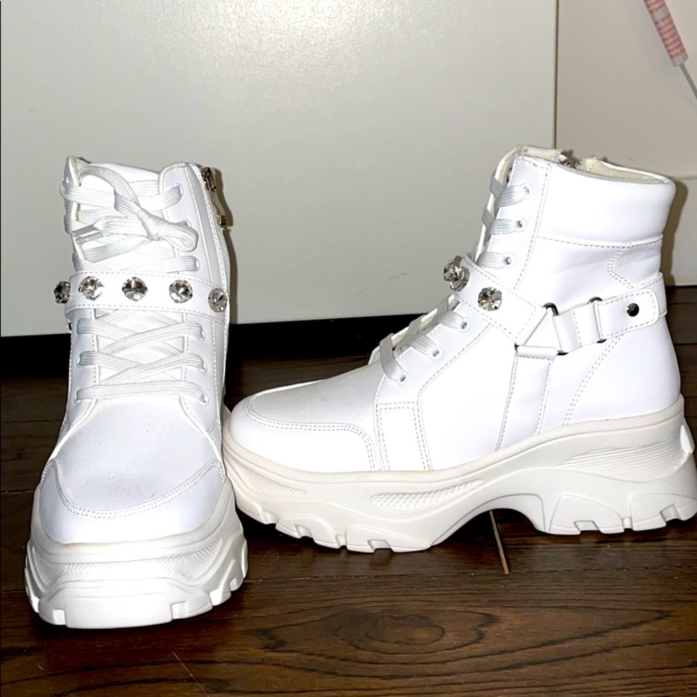 BRAND NEW White boots size 8